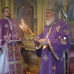 Biserica din Daieni aglomerata de credinciosi la slujba oficiata de Episcopul Visarion