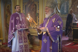 Biserica din Daieni aglomerata de credinciosi la slujba oficiata de Episcopul Visarion