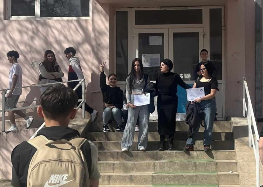 Doua eleve din Tulcea premiate la nivel national la concursul de desen Dialog cu timpul si lumea fotografie