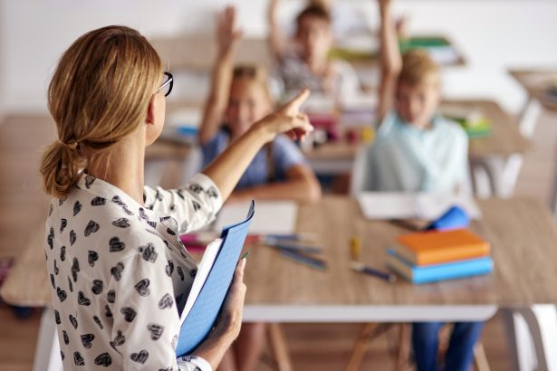 Ministerul Educatiei examineaza possibilitatea unei cresteri a salariului pe ora pentru profesori in 2026