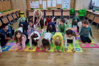 Atelier de yoga pentru elevii unei scoli din Tulcea in cadrul programului Scoala Verde