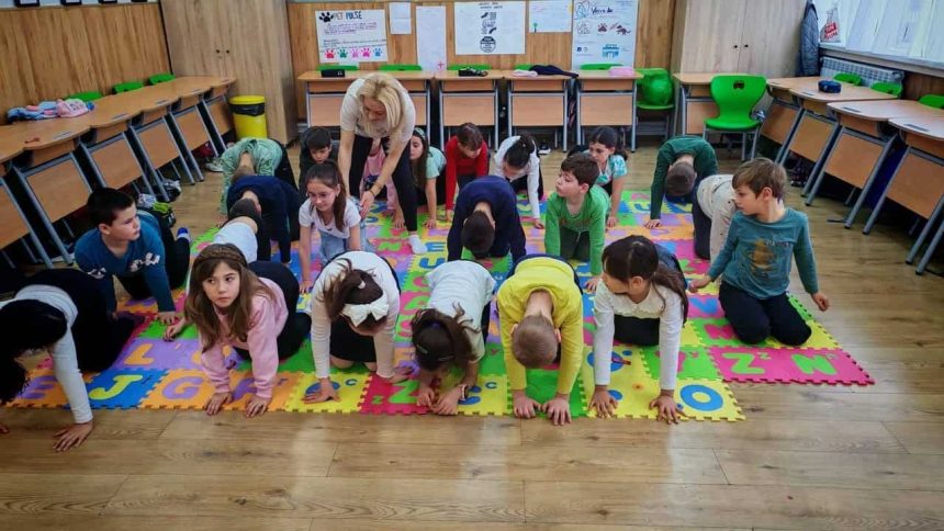 Atelier de yoga pentru elevii unei scoli din Tulcea in cadrul programului Scoala Verde