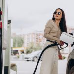 Benzina se ieftineste pentru a doua zi consecutiv in Romania in timp ce motorina devine mai scumpa