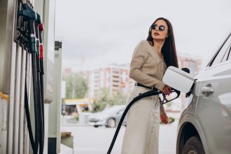 Benzina se ieftineste pentru a doua zi consecutiv in Romania in timp ce motorina devine mai scumpa