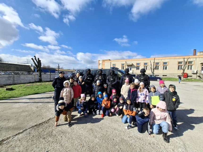 Copiii din Tulcea au descoperit lumea jandarmilor de Ziua Jandarmeriei Romane Vizite speciale video