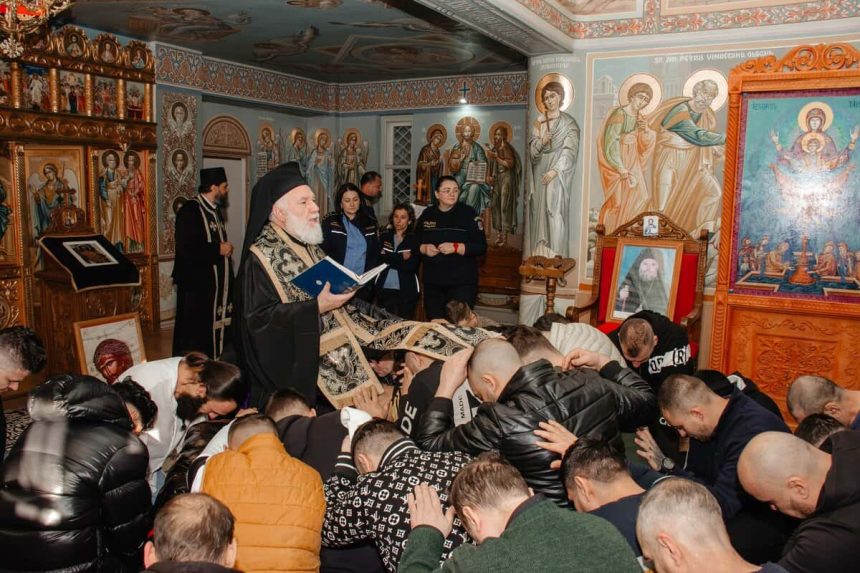 Detinutili de la Penitenciarul Tulcea la Denia din Saptamana Mare slujba oficiata de Episcopul Visarion foto