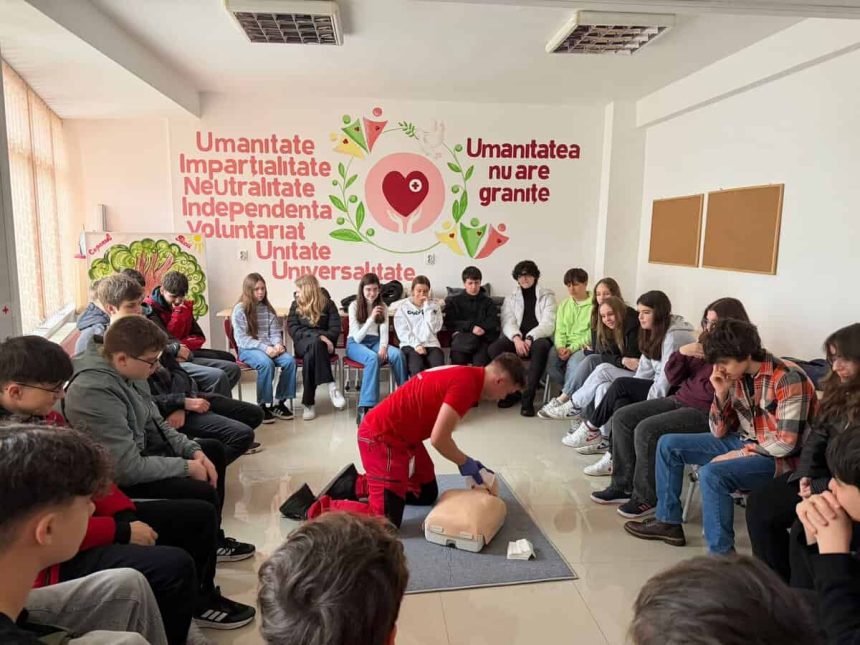 Elevii din Tulcea invata sa oferi primul ajutor lecii care pot salva vieti foto