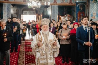 Episcopul Tulcii slujba arhiereasca la Vacarenii in a doia zi de Paste la biserica Sf Nicolae foto