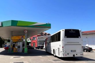 Guvernul reduce acciza la motorina pentru a stabiliza preturile in urma negocierilor cu operatorii