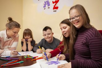 Guvernul va mari sprijinul financiar pentru copiii cu dizabilitati incepand din 2026