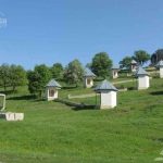 Judetul Tulcea Manastirea Cerbu atrape turisti cu Drumul Golgotei si peisaje festive in aprilie 2026