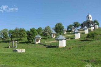 Judetul Tulcea Manastirea Cerbu atrape turisti cu Drumul Golgotei si peisaje festive in aprilie 2026