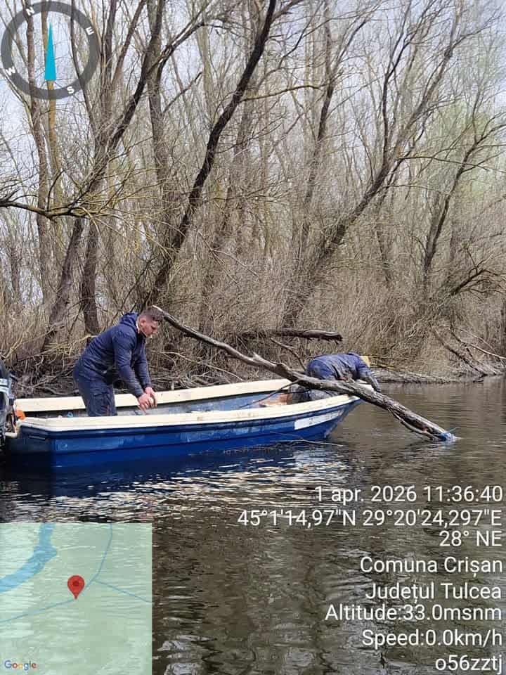 Material lemnos indeparat de pe canalul Perivolovca navigatia a fost reluata actiunile continua foto