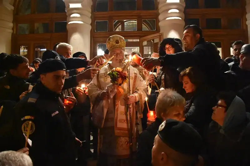 Program liturgic de Paste la Tulcea credinciosii sunt invitati la slujba Invierii si la primirea Luminii Sfinte