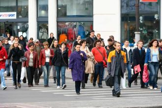 Romanii anticipeaza vremuri mai dificile 7 din 10 cred ca vor avea un trai mai greu