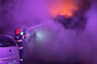 Sirenele au intrerupt linistea de Florii in Tulcea incendiu izbucnit la o casa de pe strada George Enescu video