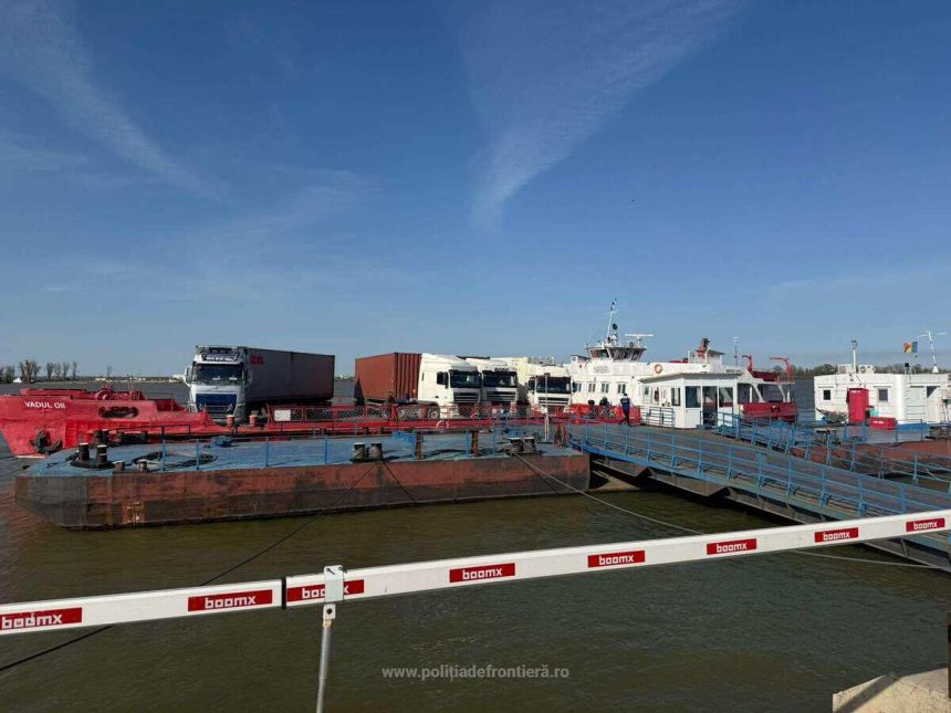 Traversarea cu bacul Isaccea Orlivka suspendata temporar vineri din cauza lucrarilor la ponton