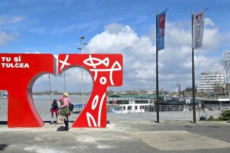 Un nou punct de atractie pe Faleza din Tulcea un loc special pentru fotografii din ce in ce mai frecventat de turisti si localnici