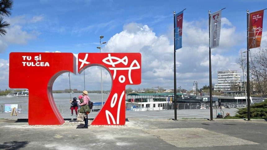 Un nou punct de atractie pe Faleza din Tulcea un loc special pentru fotografii din ce in ce mai frecventat de turisti si localnici