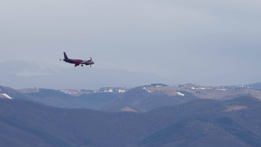 Vantul puternic obliga un avion WIZZ Air sa nu poata ateriza la Targu Mures