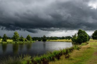 Vremea se va raci joi aducand ploi abundente si vant puternic in intreaga tara