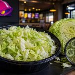 Taco Bell retrage salata iceberg dupa mii de cazuri de infectie cu Cyclospora