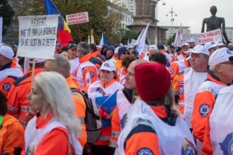 Angajatii ambulantei ameninta cu actiuni extreme din cauza noii scheme de salarizare