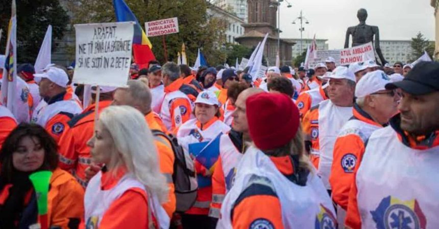 Angajatii ambulantei ameninta cu actiuni extreme din cauza noii scheme de salarizare