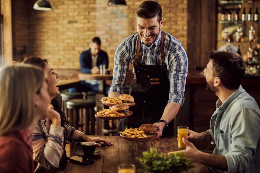 Aproape 50 dintre angajatorii din HoReCa iau in considerare diminuarea personalului