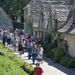 Bibury restrictioneaza haosul turistic prin sanctiuni de parcare care au crescut semnificativ