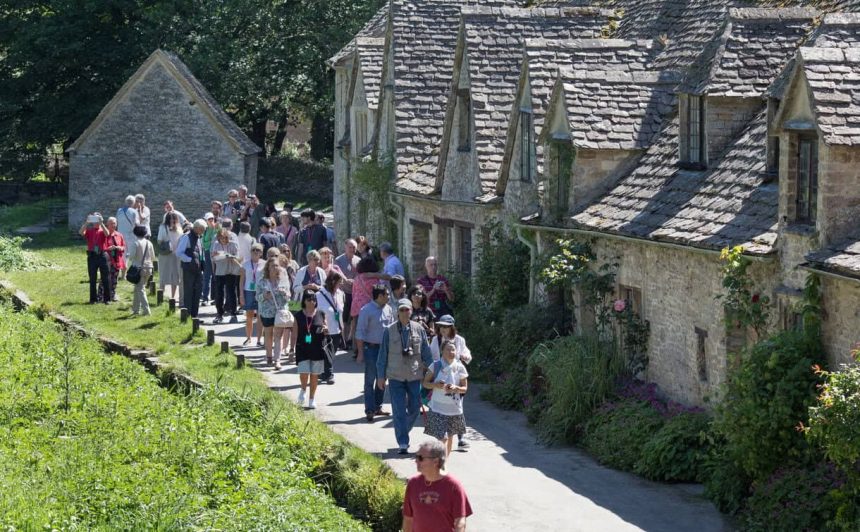 Bibury restrictioneaza haosul turistic prin sanctiuni de parcare care au crescut semnificativ