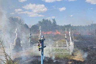 Cimitir in flacari la Sarichioi Ce a cauzat incendiul care ameninta gospodariile