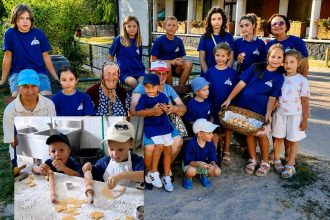 Copiii din Sfantu Gheorghe au preparat biscuiti si i au distribuit turistilor din Delta