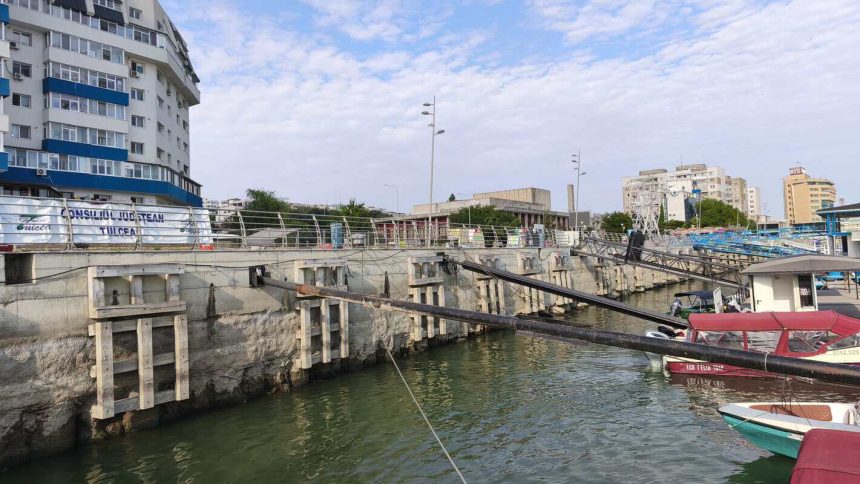 Debitul Dunarii la Tulcea scade alarmant ajungand la 13 cm