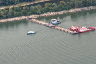 Doi barbati suspectati de tentativa de furt de la barjele scufundate in Dunare dusi la audieri