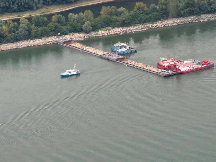 Doi barbati suspectati de tentativa de furt de la barjele scufundate in Dunare dusi la audieri