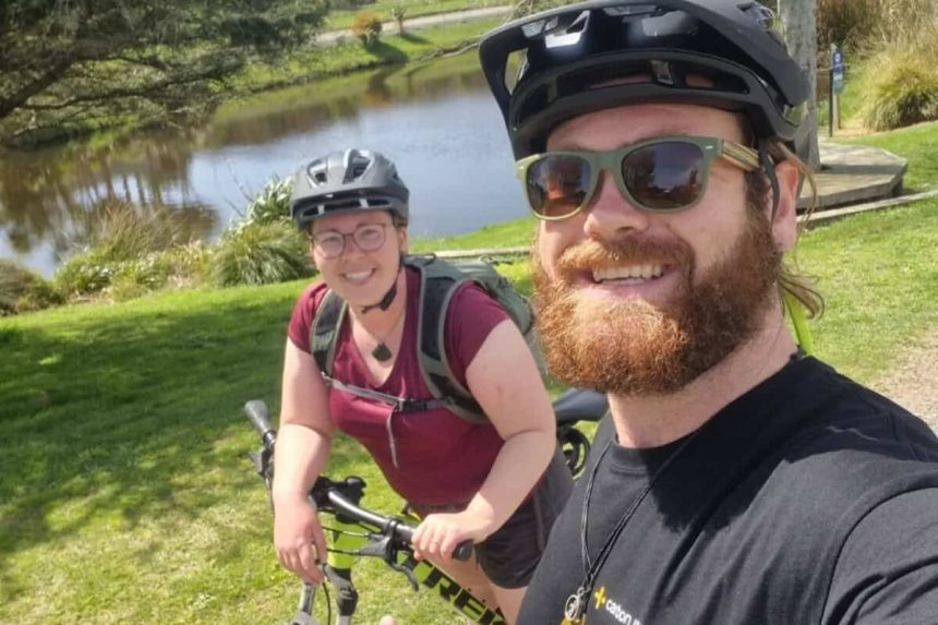 Doi neozeelandezi au parcurs cu bicicleta 3000 km pana la Sulina si sau aflat la cativa pasi de razboi
