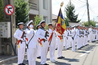 Eroii marinari comemorati la Tulcea Ceremonial militar si religios la Cimitirul Eroilor foto