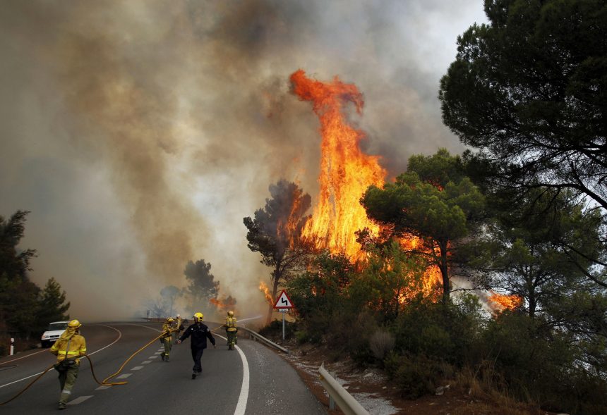 MAE ii avertizeaza pe romanii din Valencia cu privire la codul rosu de incendii de vegetatie