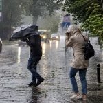 Meteorologii revizuiesc avertizarile de cod rosu pentru canicula si cod portocaliu pentru furtuni si grindina