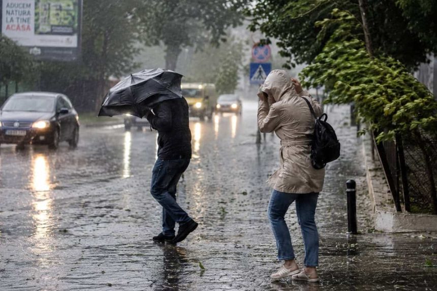 Meteorologii revizuiesc avertizarile de cod rosu pentru canicula si cod portocaliu pentru furtuni si grindina