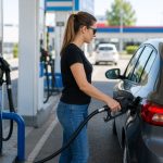 Motorina se va ieftini incepand de duminica iar soferii vor economisi 34 de lei la o plin