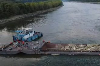 Nivelul Dunarii a crescut cu patru centimetri dupa scufundarea barjelor Unitatea 2 de la Cernavoda va rezista inca 9 zile