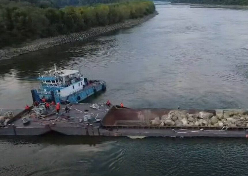 Nivelul Dunarii a crescut cu patru centimetri dupa scufundarea barjelor Unitatea 2 de la Cernavoda va rezista inca 9 zile