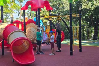 Parcul de pe strada Albatrosului din nou plin de copii Locul de joaca a fost renovat complet