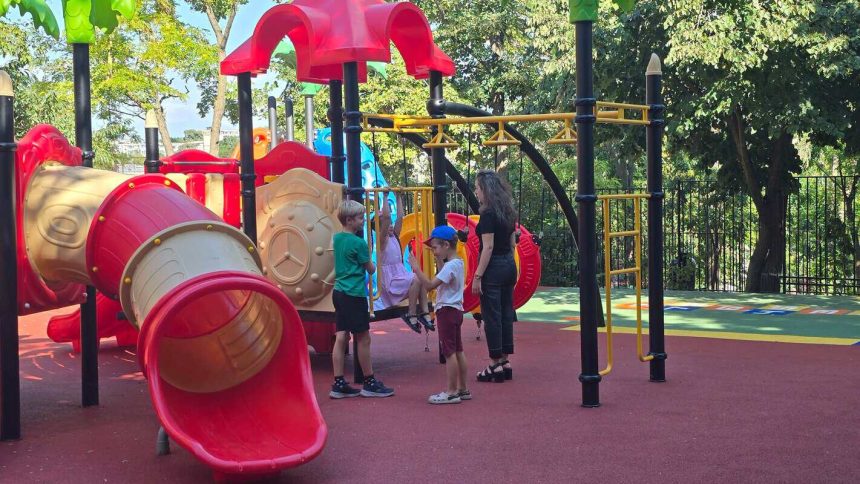 Parcul de pe strada Albatrosului din nou plin de copii Locul de joaca a fost renovat complet