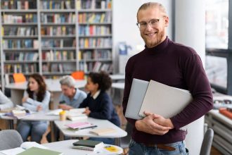 Salarii mai mari pentru profesori incepand cu 1 septembrie 2027 anunta Pislaru