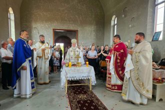 Visarion Episcopul Tulcii a oficiat o slujba la Baia si a binecuvantat lucrarile bisericii video