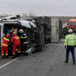 trafic complet oprit pe dn 22 la tariverde catrea baia din cauza rasturnarii unui tir soferul este prins in cabina vehiculului