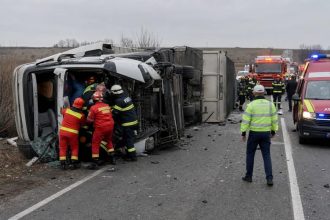 trafic complet oprit pe dn 22 la tariverde catrea baia din cauza rasturnarii unui tir soferul este prins in cabina vehiculului